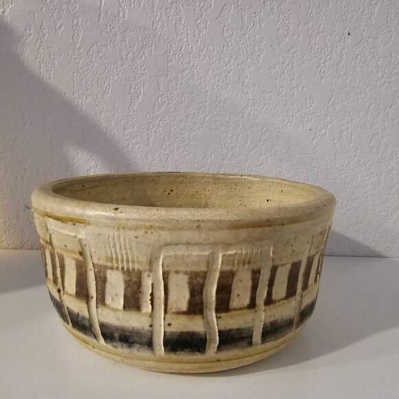 Beautiful Handmade Cream Colored Pottery Bowl 5.5 x 2" Signed - Picture 9 of 9